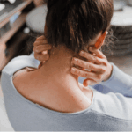 むちうちが痛む女性