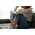 深刻そうに悩む女性