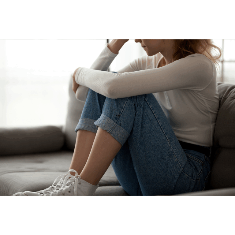 深刻そうに悩む女性