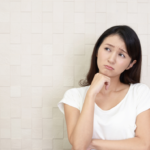 交通事故で悩んでいる女性