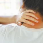 むちうちによる首の痛みに悩む女性