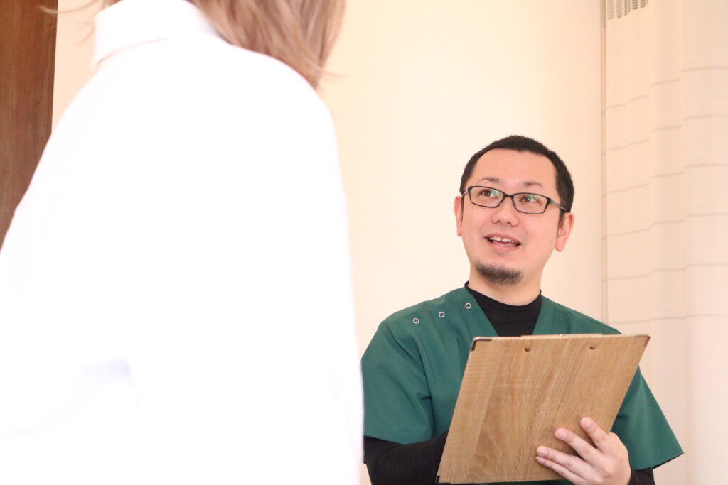 原因を説明する施術者