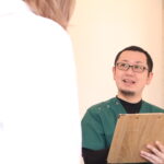症状の根本改善を目指すカウンセリングを行う交野エニフ整骨院の施術スタッフ