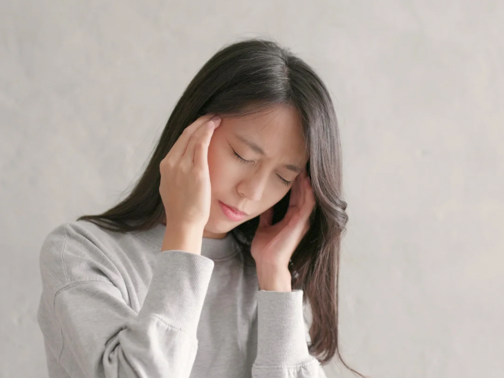 頭痛に襲われている女性
