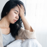 頭痛に襲われる女性