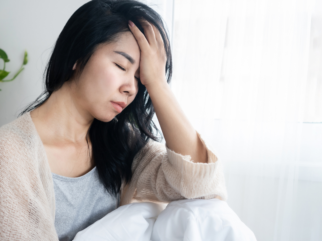 頭痛に襲われる女性
