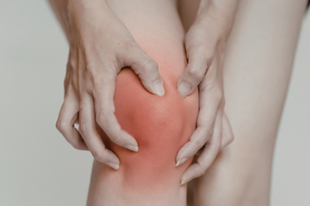 膝の痛みを抱える女性