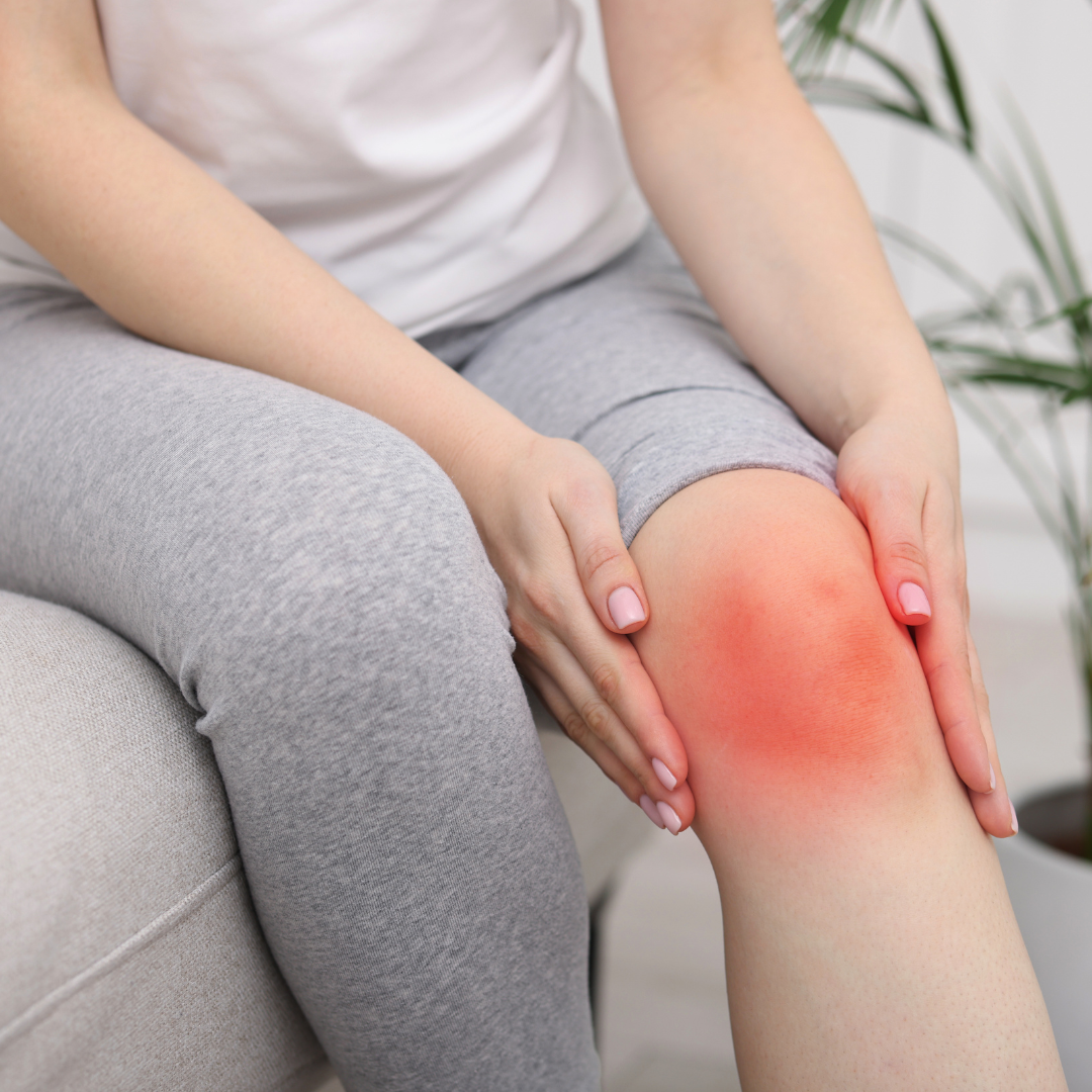 階段の上り下りで膝が痛む女性