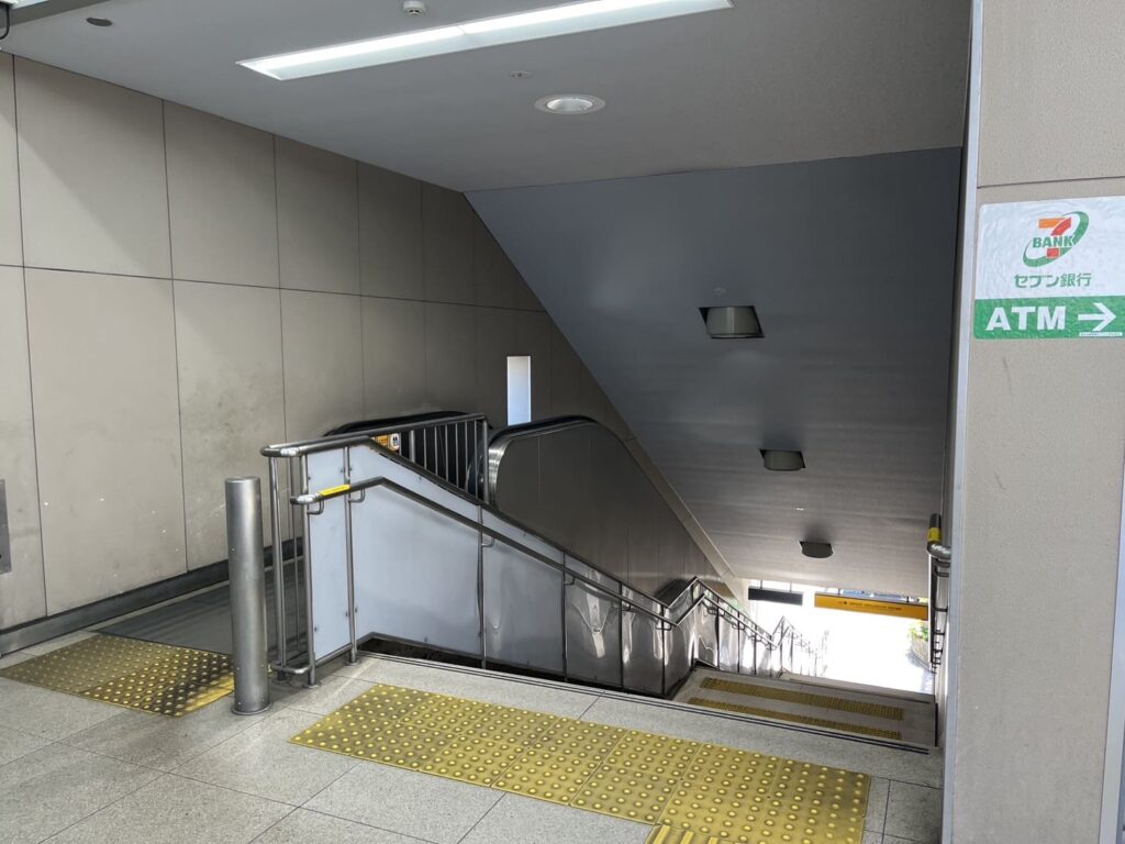京阪交野市駅 出口1の下り階段（セブン銀行ATM横）