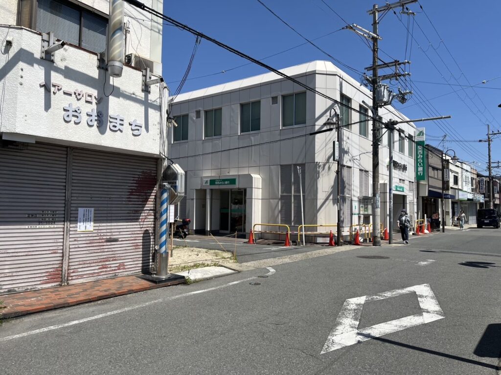 関西みらい銀行前の交差点（ここを左折）