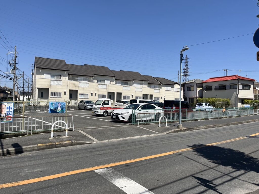 交野エニフ整骨院手前の合同駐車場