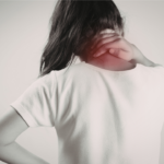 交通事故後の後遺症に苦しむ女性