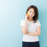 交通事故後に保険会社とやり取りしている女性