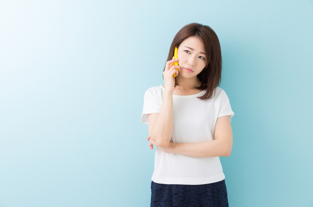 交通事故後に保険会社とやり取りしている女性
