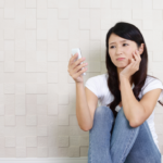どこの整骨院へ行こうか悩んでいる女性