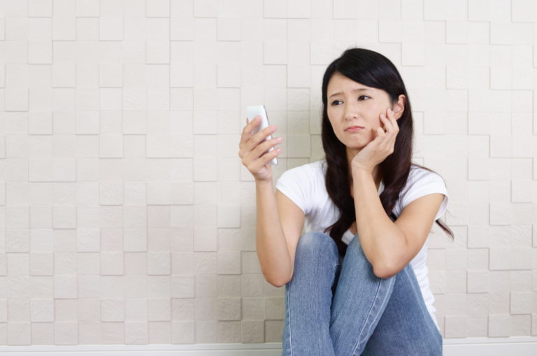 どこの整骨院へ行こうか悩んでいる女性